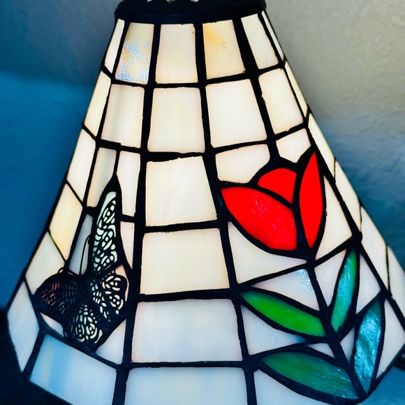 Stained Glass Tiffany-Style Lamp Tulip & Butterfly - Picture 7 of 8